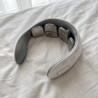 VOKE Neck Flow on a bed