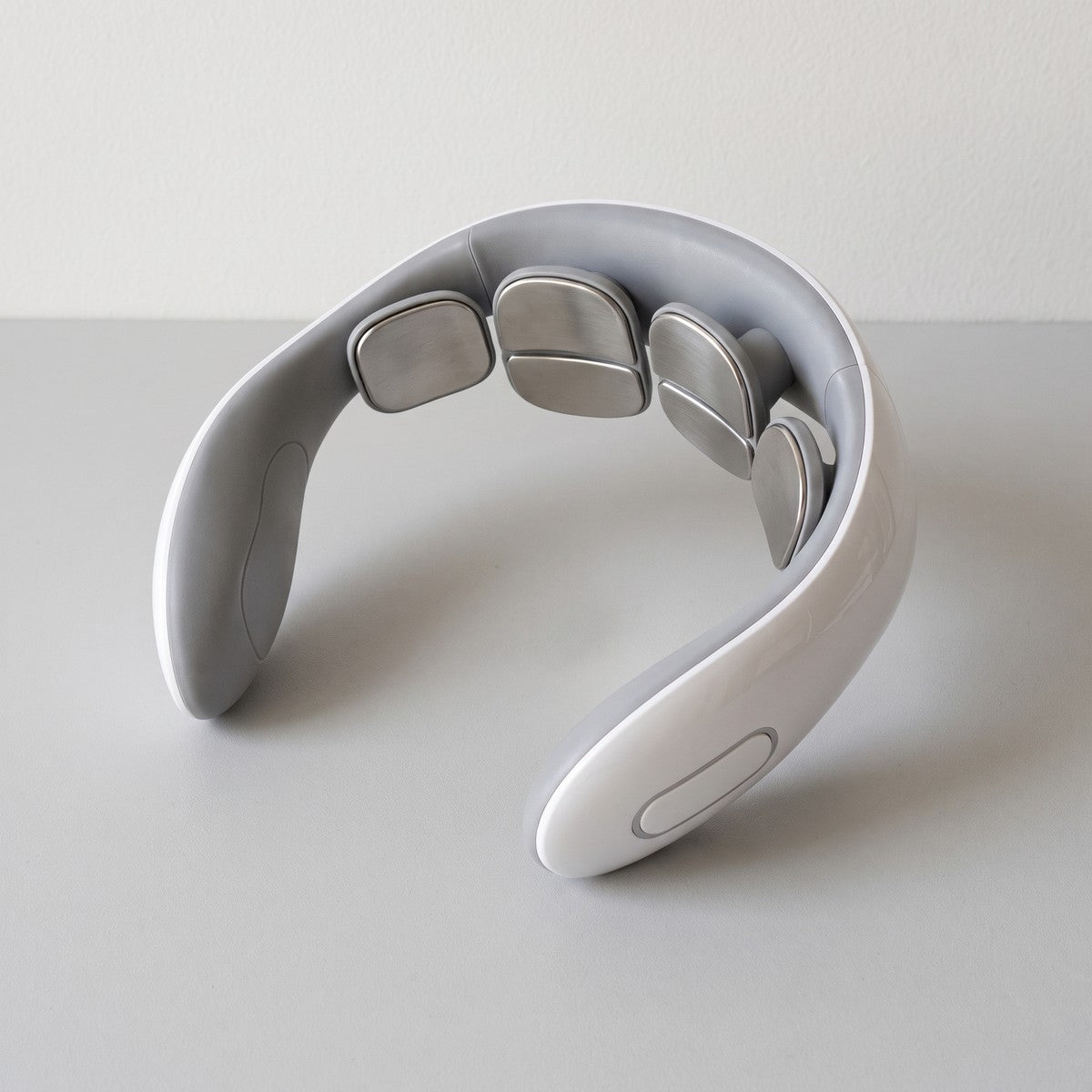 VOKE Neck Flow, grey inner side with six contact pads and the oval button on the arm